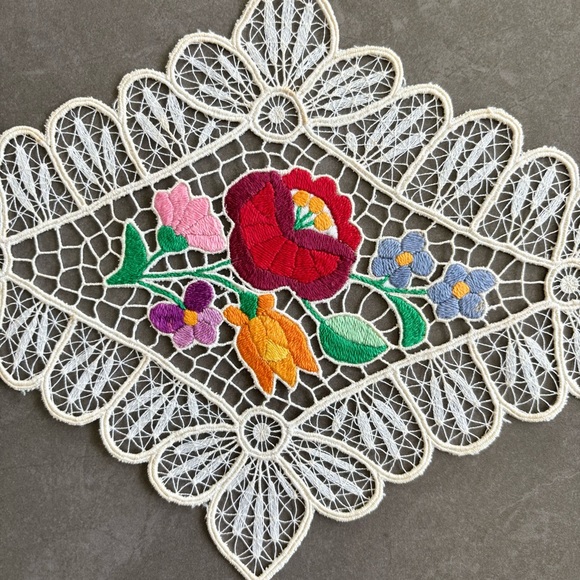 Embroidery, Table Centerpiece, Richelieu
Lacework with Hungarian, Kalocsa-style - Picture 3 of 4